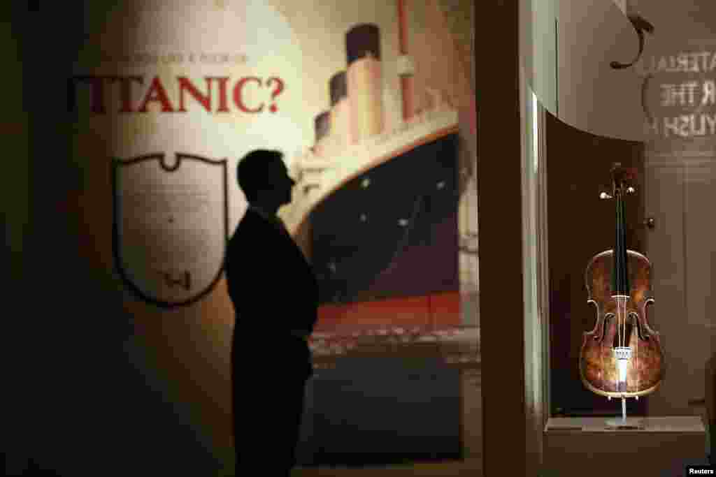 Vioara care a apartinut dirijorului de pe &quot;Titatnic&quot;, Wallace Hartley, la &quot;Centrul Titanic&quot; din Belfast, Marea Britanie