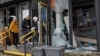 Apotekarke provjeravaju lijekove u oštećenoj apoteci u blizini stanice metroa, koja je pogođena tokom ruskog raketnog napada na Kijev u noći 19. oktobra.