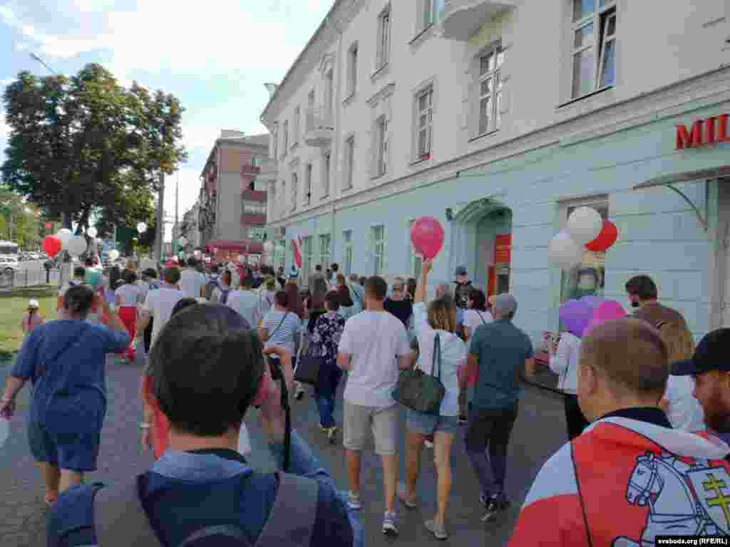 &laquo;Не забувайте, не прощайте&raquo;, &laquo;У відставку!&raquo;, &laquo;Живє Бєларусь!&raquo; та &laquo;Віримо, можемо, переможемо!&raquo; &ndash; скандували мирні мітингарі у Гомелі