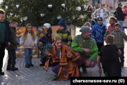 Российские скоморохи на праздновании Рождества в Херсонесе Таврическом. Скриншот страницы официального сайта музея https://chersonesos-sev.ru