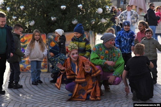 Российские скоморохи на праздновании Рождества в Херсонесе Таврическом. Скриншот страницы официального сайта музея https://chersonesos-sev.ru