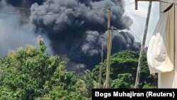 Dim i vatra izdižu se iznad šume u kojoj je završio avion sa oko 90 putnika, nakon poleta sa piste na ostrvu Jolo na jugu Filipina 4. jula 2021. 