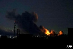 انفجار و دود در پی حمله هوایی به تهران، شامگاه ۹ فروردین