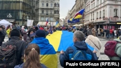 В акції взяли участь десятки людей. Чимало з них прийшли з прапорами Чехії, ЄС і України, повідомляє кореспондент Радіо Свобода