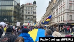 30-метровий прапор України несуть у центрі Праги, демонструючи підтримку України, яка майже 4 роки відбиває повномасштабну агресію Росії. Чеська Республіка, 17 листопада 2025 року