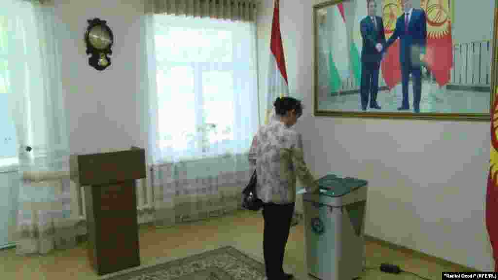 Гражданка Кыргызстана голосует на избирательном участке в Душанбе