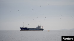 Оманның Мусандам аймағы жағалауына жақын теңізде тұрған жүк кемесі, 12 сәуір, 2026 жыл.