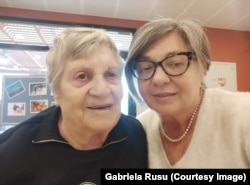Gabriela Rusu împreună cu mama sa.