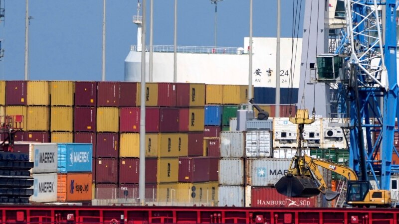 Noile taxe vamale ale lui Trump au intrat în vigoare pentru zeci de țări, cu un impact puternic asupra comerțului global