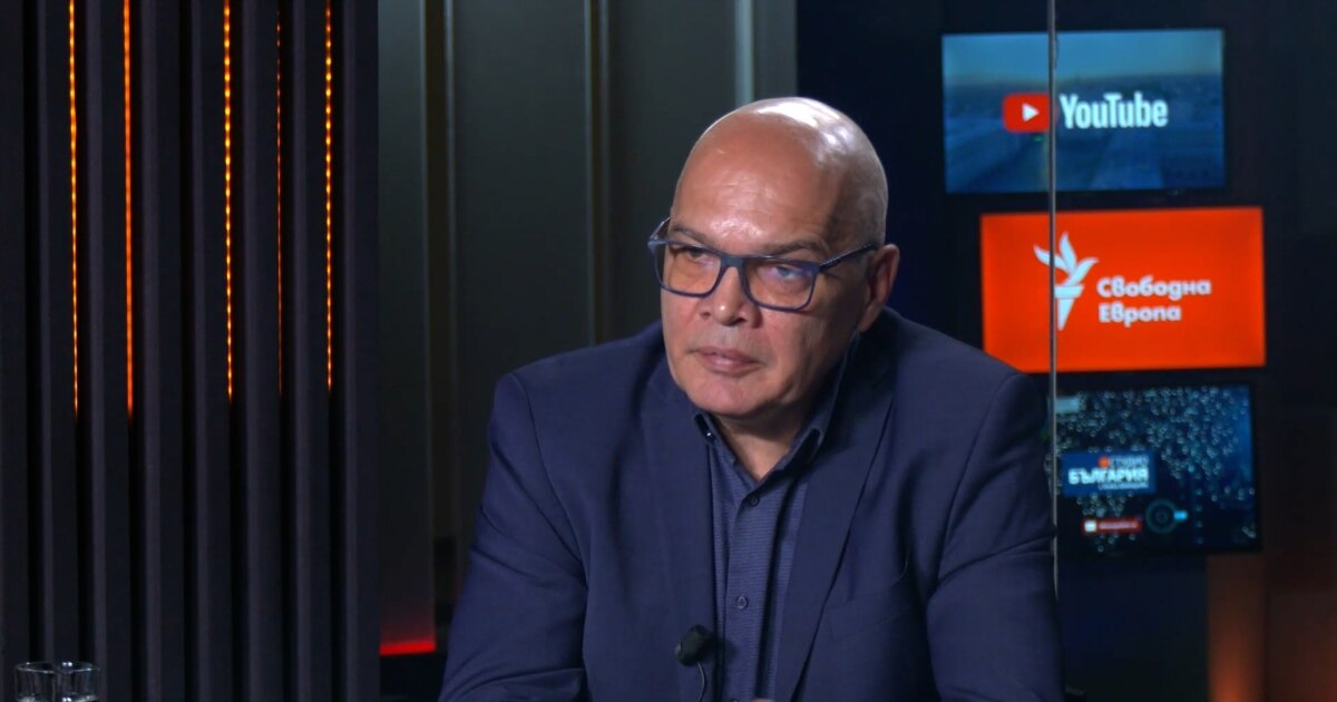 Къща от карти, в която на върха са политици, а