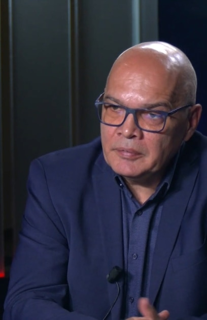 Къща от карти в която на върха са политици а