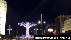 Посетители выставки EXPO 2015 в Милане.