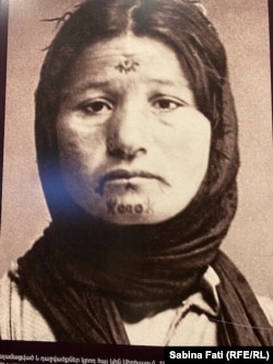 Armeancă islamizată și tatuata forțat, 1920. Muzeul genocidului.