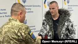 Перші добровольці, які підписали контракт із ЗСУ в рекрутинговому центрі Українського легіону. Польща, Люблін. 12 листопада 2024