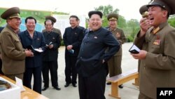 Лидер КНДР Ким Чен Ын с военными. Архивное фото.
