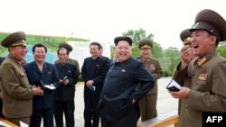 Лидер Северной Кореи Ким Чен Ын (в центре) в окружении военных.
