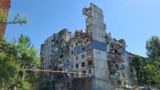 Зруйнована російськими обстрілами багатоповерхівка у Покровську, травень 2025 року