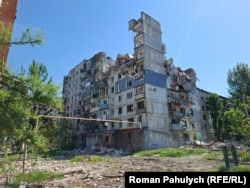 Через близькість до лінії розмежування Покровськ зазнає постійних обстрілів і авіаударів. Цей житловий будинок зазнав удару російською авіабомбою