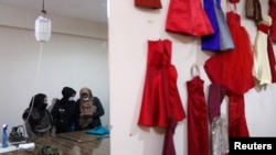 افغانستان - گروهی از زنان خیاطی می‌کنند. (عکس آرشیف) 