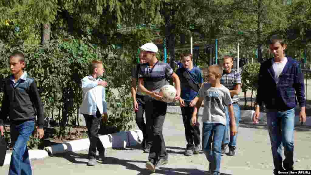 La ora amiezii elevii din schimbul doi se aduna in curtea gradinitei.