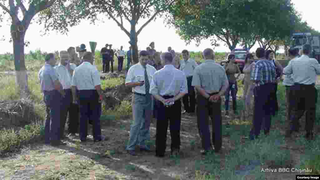 16 august 2004, Pohrebea, Dubasari. Drumul spre terenurile agricole blocat de miliţia transnistreană