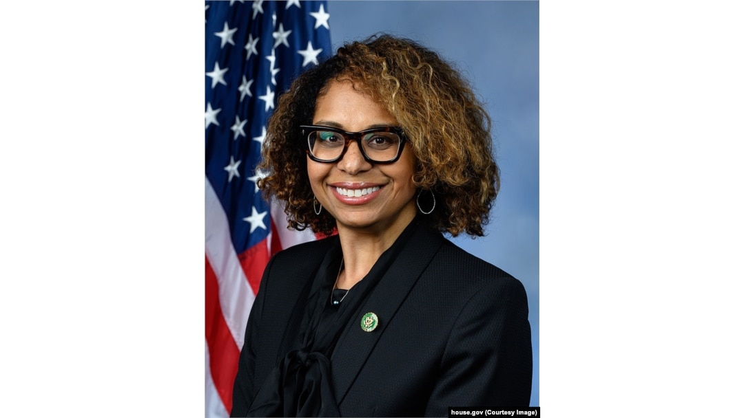 Қыз аяғын алшақ қойып тұрады