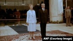 Nicolae și Elena Ceaușescu la inaugurarea Palatului Pionierilor din București, la 1 iunie 1986. Cei doi urmăreau o manifestație uriașă de laude ce se desfășura pe platoul din fața clădirii.