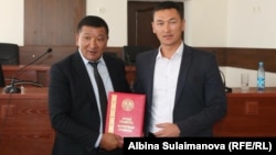 Облус башчысы Марат Мураталиев жана ишкер Аскат Осмонов.