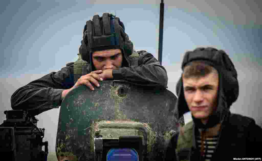 نخست&zwnj;وزیر اسرائیل ضمن ابراز تاسف از این رخداد، تاکید کرد کشورش به مقابله با اقدامات ایران در سوریه ادامه می&zwnj;دهد. (در تصویر: سربازان روسی در واپسین روزهای مانور بزرگ روسیه در خاور دور آن کشور) 