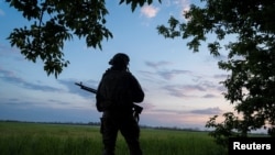 Un militar ucrainean păzește o zonă din apropierea orașului Vovchansk.
