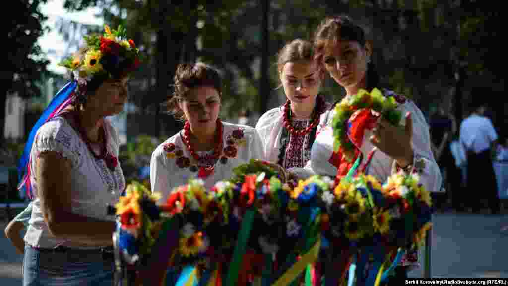 Дівчата приміряють вінки, зроблені в українському стилі