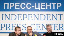 Слева направо: Пономарев, Каспаров, Лимонов
