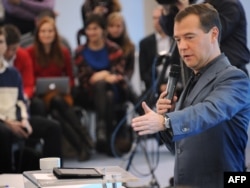 Дмитрий Медведев блоггерлар белән очрашуда