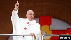 Рим папасы жұртқа қалжың айтып тұр. Бразилия, Сан-Паулу штаты, 24 шілде 2013 жыл.