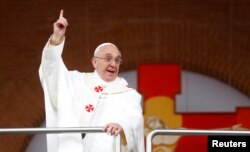 Папа Франциск шутит с толпой во время недавнего визита в Бразилию