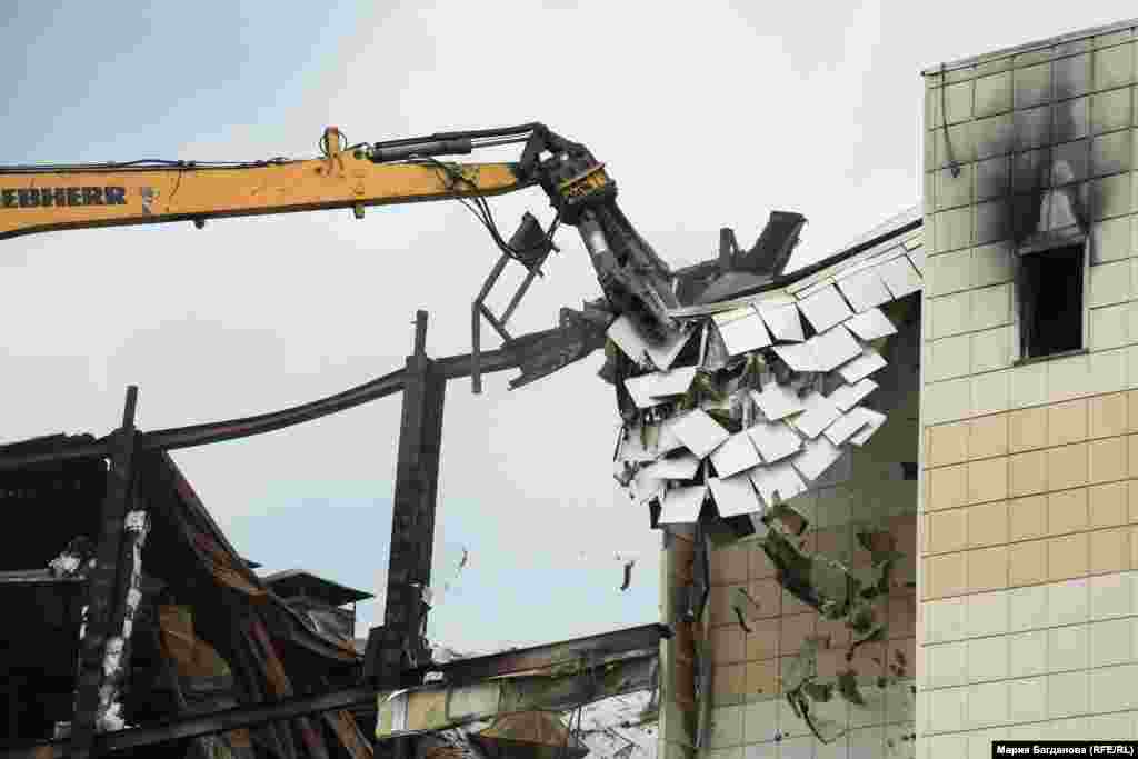 Демонтажом занимаются специалисты строительно-ремонтной компании из Екатеринбурга, специализирующиеся на разборах промышленных объектов, в том числе после аварий.&nbsp;