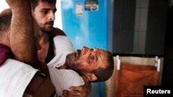 Dopremanje Palestinca u bolnicu, povrijeđenog tokom izraelskih zračnih napada, 19. juli