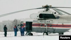 Самолет МЧС России совершил посадку близ колонии, в которой сидел Михаил Ходорковский. Город Сегежа, Республика Карелия, Россия, 20 декабря 2013 года.