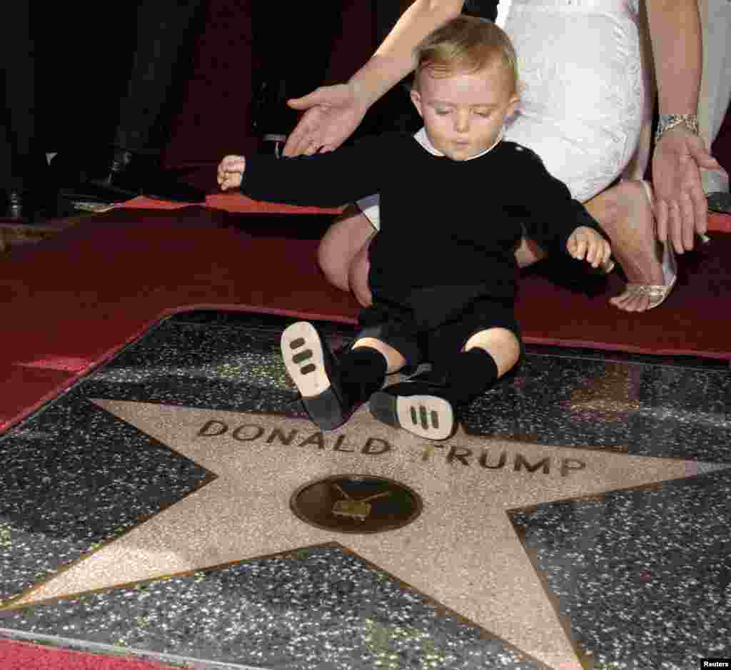 The couple&#39;s son Barron plays on his father&#39;s star on the Hollywood Walk of Fame in Los Angeles in 2007.