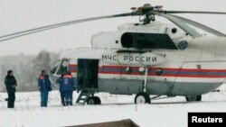 Өзгөчө кырдаалдар министрлигинин тик учагы Михаил Ходорковский отурган колониянын жанына конуп, ага эркиндикке чыккан Ходорковский түшүп кетти. Сегежа шаары, Карелия, 20-декабрь, 2013-жыл.