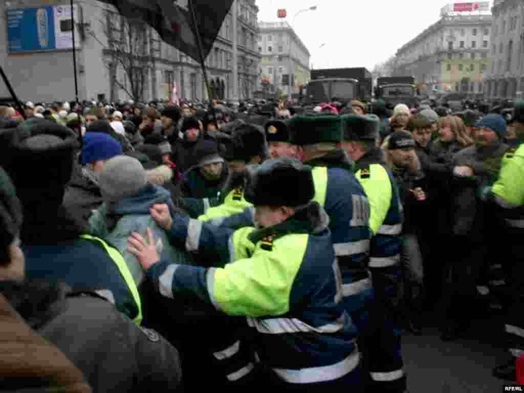 Разгон акцыі прадпрымальнікаў на Кастрычніцкай плошчы ў Менску 10 студзеня - Разгон акцыі прадпрымальнікаў на Кастрычніцкай плошчы ў Менску 10 студзеня