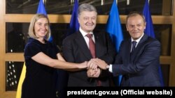 Șefa diplomației UE Federica Mogherini cu Petro Poroșenko Consiliului UE Donald Tusk in Brussels, 13 dec., 2018