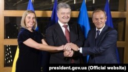 Federika Mogerini, visoka predstavnica EU za spoljnu politiku, Petro Porošenko, predsednik Ukrajine, i Donald Tusk, predsednik Evropskog saveta