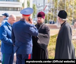 Протоієрей Московського патріархату Димитрій Кротков (посередині) – настоятель храмів в ім'я Державної ікони Божої Матері і в ім'я ікони Божої Матері «Неопалима Купина» в окупованому Сімферополі