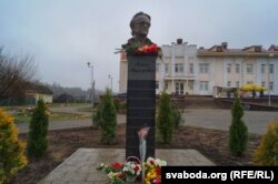 Бюст Адамовічу ў «поўны рост»