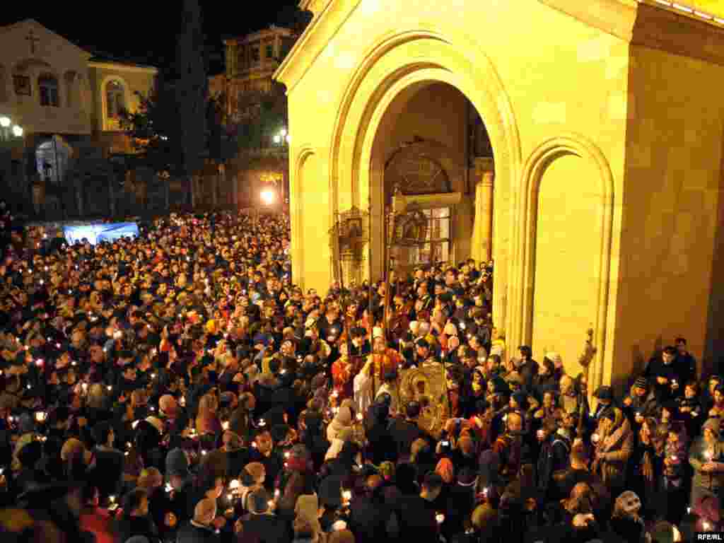 In Tbilisi, Orthodox Christians celebrate Easter at Sioni Cathedral. - Photo by RFE/RL