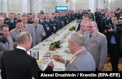 Владимир Путин дает банкет в честь награжденных за боевые действия в Сирии 28 декабря 2017 года