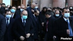Premijer Nikol Pašinijan (drugi slijeva) napušta zgradu Vlade kako bi se pridružio povorci kroz Erevan (19. decembar)