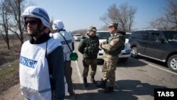Наблюдатели ОБСЕ и российские офицеры СЦКК в Донбассе (архивное фото).