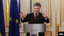 Президент Украины Петр Порошенк на пресс-конференции с членом Еврокомиссии Йоханнесом Ханом (Киев, 19 февраля 2015 года).